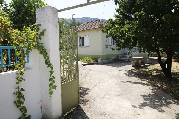 Hidden Gem Kefalonia (House Rental) a white gate